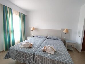 1 dormitori, planxa i posts de planxar i roba de llit 