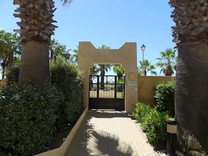 المنطقة المحيطة بالمنشأة