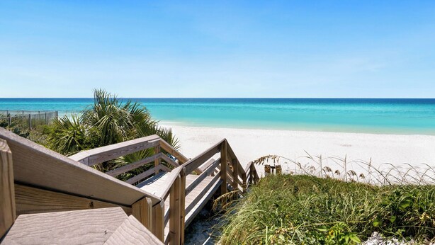 A wooden boardwalk leading to a beach with clear turquoise water and a white sandy shore. - Bluebird Beach House - 3 Kings - Pet Friendly (Santa Rosa Beach)