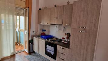 Frigorifero, microonde, forno, piano cottura