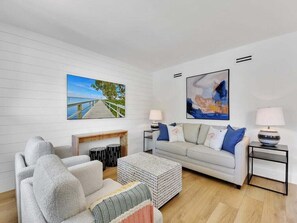 TV - Castleton Gardens 204 - Olde Naples Prime Location, Newly Renovated! (Naples)
