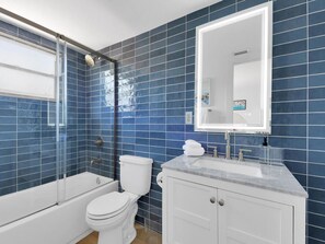 Combined shower/bathtub, hair dryer, towels