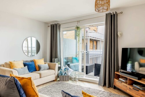 Harbourside Retreat- Balcony with Harbour Views