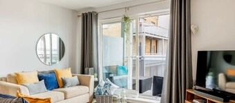 Harbourside Retreat- Balcony with Harbour Views