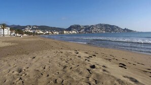 A sandy beach with footprints, a clear sky, and buildings in the background. - 2.1 NEW in center ROSES with WI-FI, AC and TV sat at 60 m MAR (Roses)