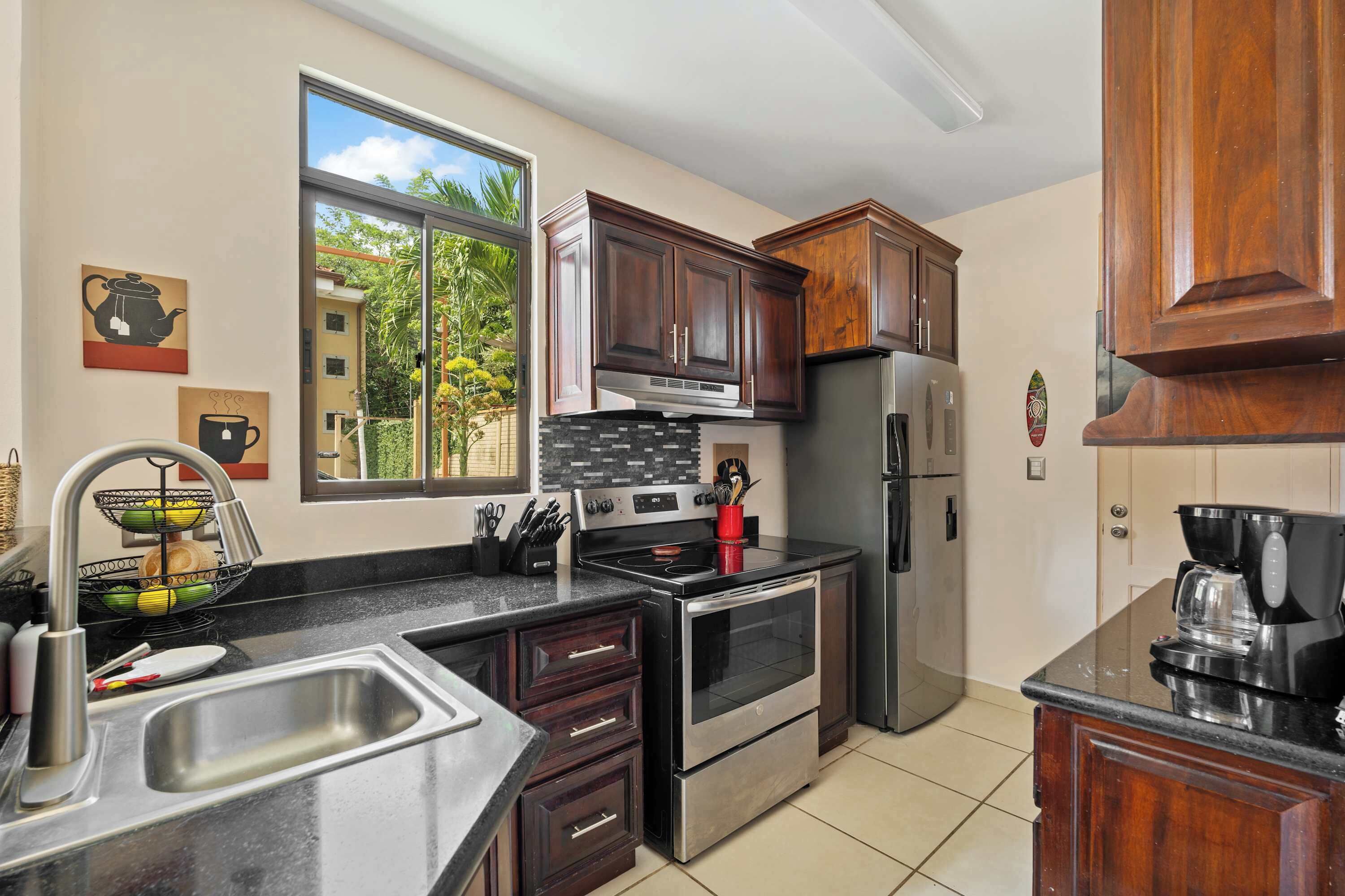 Kylskåp, mikrovågsugn, ugn och spishäll