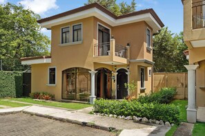 Exterior - Group-Friendly Villa with Pool Near Coco Beach (Playas del Coco)