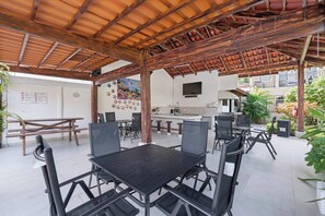 Outdoor dining - Group-Friendly Villa with Pool Near Coco Beach (Playas del Coco)
