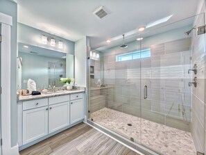 Combined shower/bathtub, hair dryer, towels
