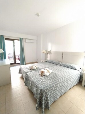 2 slaapkamers, een strijkplank/strijkijzer, beddengoed