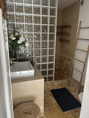 Baignoire, séchoir à cheveux, serviettes fournies, papier de toilette