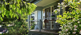 Foxmere - Pet Friendly with Spa in the heart of Daylesford!