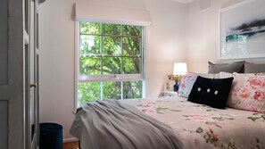 2 bedrooms, iron/ironing board, Internet, bed sheets - Foxmere - Pet Friendly with Spa in the heart of Daylesford! (Daylesford)