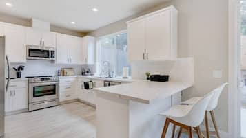 Kjøleskap, mikrobølgeovn, ovn og kokeplater