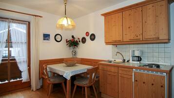 Fridge, stovetop, coffee/tea maker, electric kettle