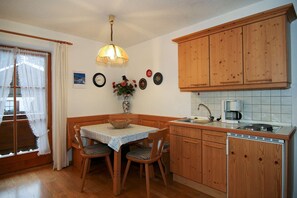 Frigorífico, placa de cocina, cafetera o tetera y hervidor eléctrico