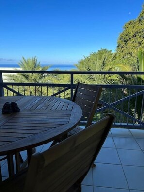 Outdoor dining - ZABANA LODGE - Pleasant apartment with outdoor terrace and sublime view of the Caribbean Sea (SAINT CLAUDE)