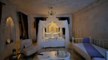 Honeymoon Room | Free WiFi, bed sheets