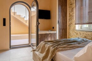 3 bedrooms, iron/ironing board, travel cot, WiFi - Kaliva Residence, Luxe sea front villa-heated pool (Kalyves)