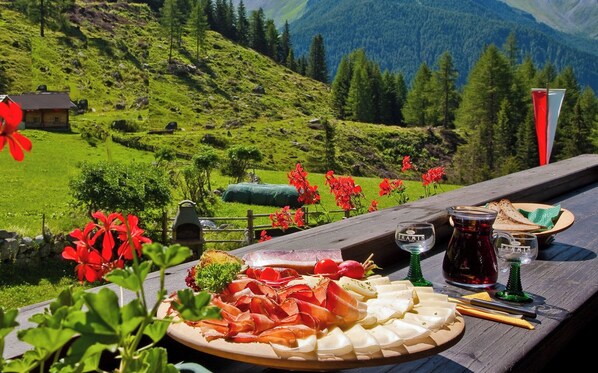 Outdoor dining - Apartment "Niederkoflhof Durreck" with Mountain View, Balcony & Wi-Fi (Valle Aurina)