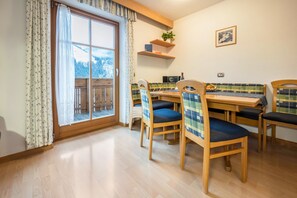 Dining - Apartment "Niederkoflhof Durreck" with Mountain View, Balcony & Wi-Fi (Valle Aurina)
