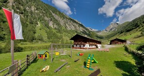 Children’s area - Apartment "Niederkoflhof Durreck" with Mountain View, Balcony & Wi-Fi (Valle Aurina)