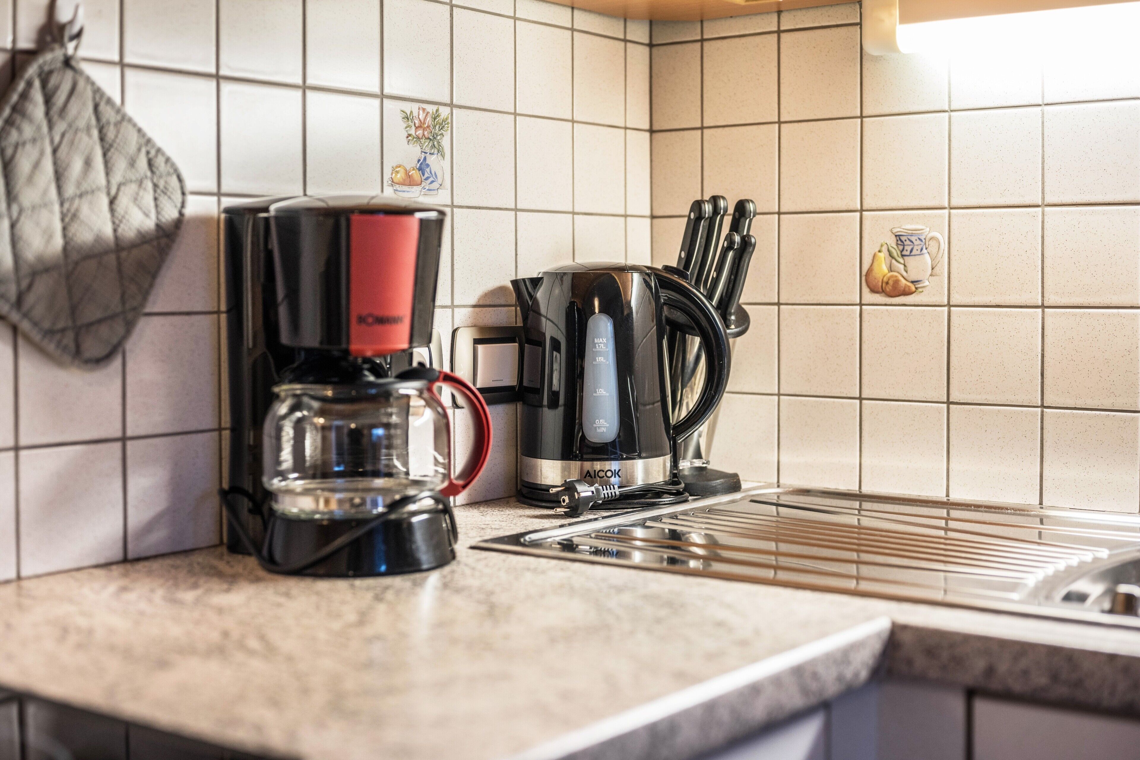 Kühlschrank, Ofen, Herdplatte, Wasserkocher mit Kaffee-/Teezubehör