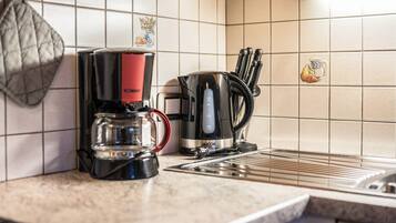 Kühlschrank, Ofen, Herdplatte, Wasserkocher mit Kaffee-/Teezubehör