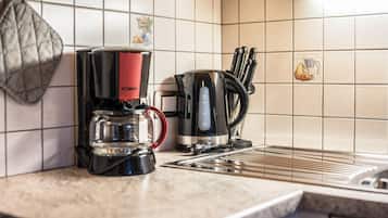 Frigorífico, horno, placa de cocina y cafetera o tetera