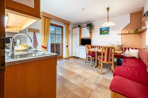 Interior - Holiday Apartment "Niederkoflhof Klausberg" with Mountain View, Balcony & Wi-Fi (Valle Aurina)