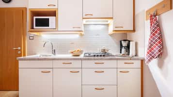 Refrigerador, microondas, parrilla de estufa y cafetera y tetera