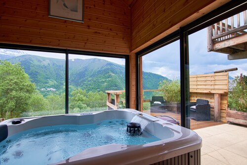 Chalet "La Traverse" avec vue sur les montagnes, bain à remous & Wi-Fi