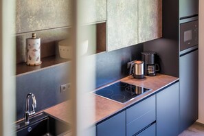 Frigorífico, microondas, placa de cocina y lavavajillas