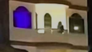 Un edificio de varios pisos con balcones y ventanas arqueadas.
