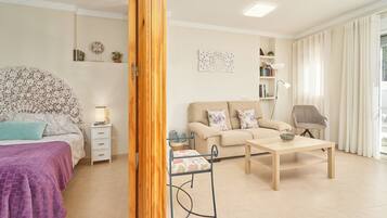 1 slaapkamer, een strijkplank/strijkijzer, gratis wifi, beddengoed