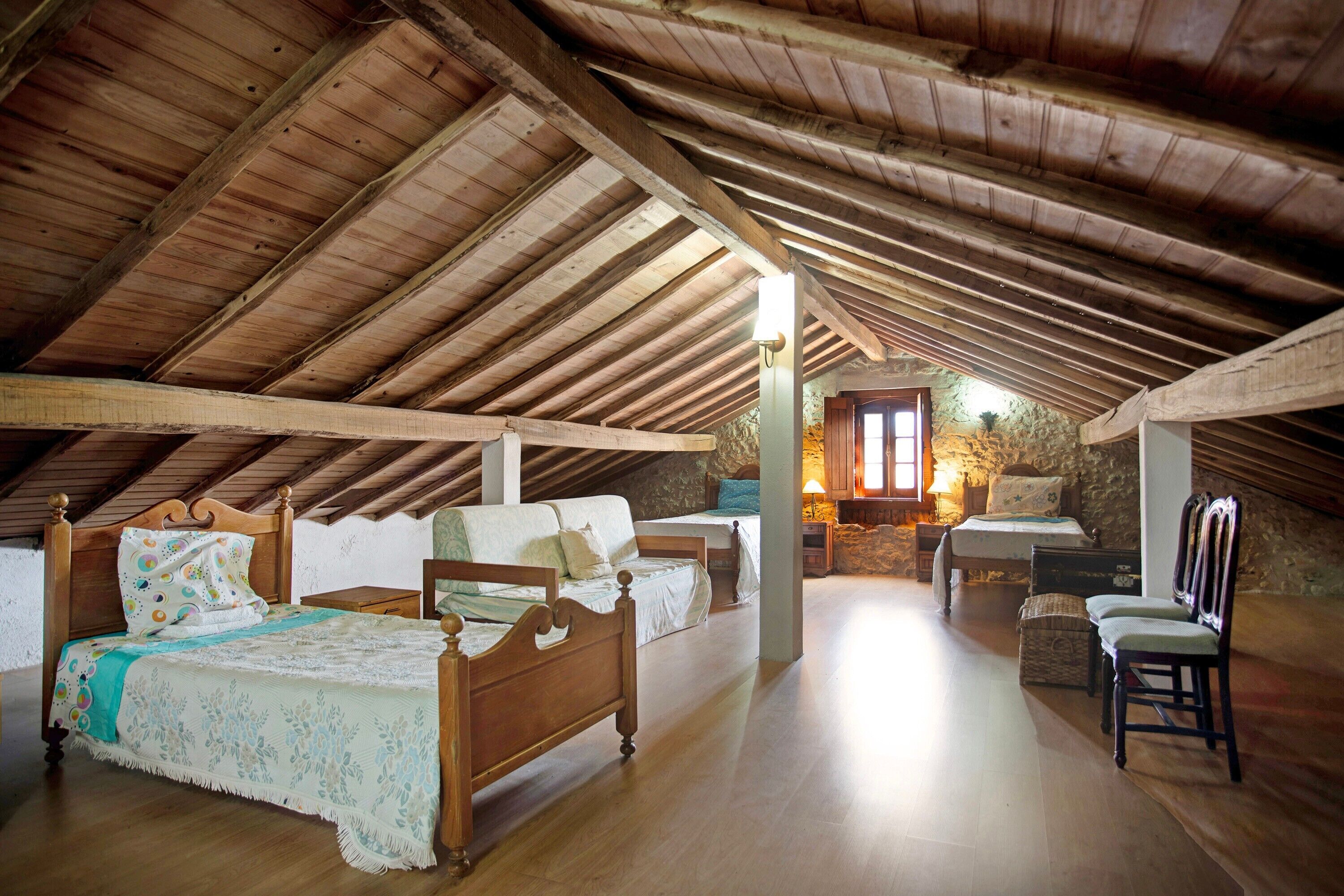 4 bedrooms, iron/ironing board, bed sheets