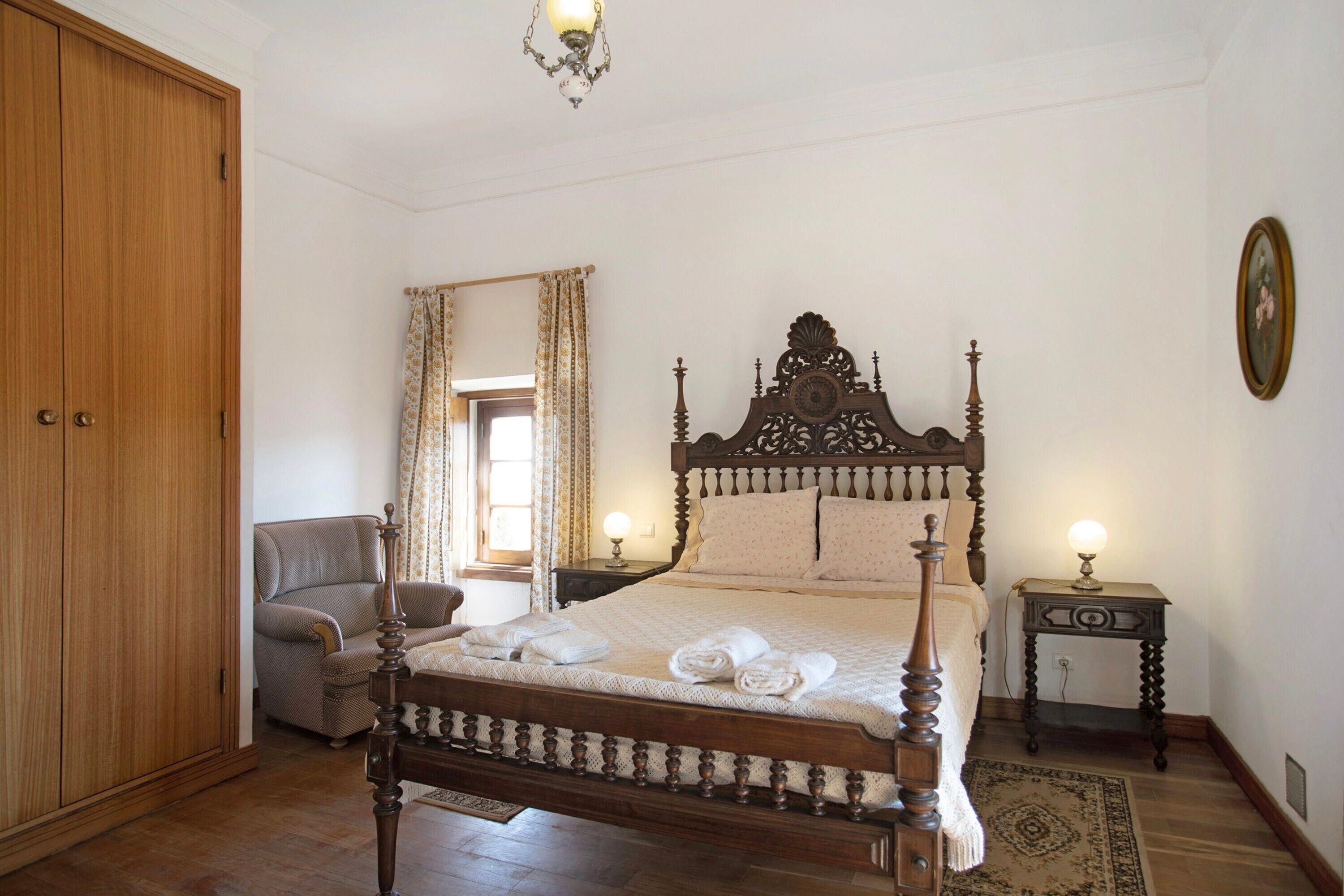 4 habitaciones, tabla de planchar con plancha y ropa de cama 