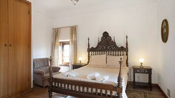 4 habitaciones, tabla de planchar con plancha y ropa de cama