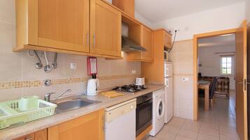 Jääkaappi, mikroaaltouuni, uuni, liesi