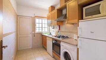 Jääkaappi, mikroaaltouuni, uuni, liesi