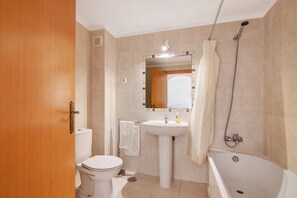 Bathtub, hair dryer, towels - Apartment "Algarve I" with Mountain View, Shared Pool & Wi-Fi (Olhos de Água)