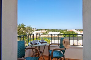 Outdoor dining - Apartment "Algarve I" with Mountain View, Shared Pool & Wi-Fi (Olhos de Água)