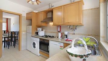 Jääkaappi, mikroaaltouuni, uuni, liesi