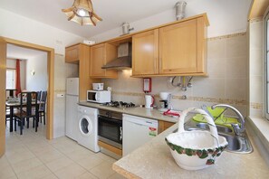 Jääkaappi, mikroaaltouuni, uuni, liesi