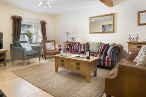 TV, fireplace - Pinewood Cottage -  Short distance from Lakeside & Newby Bridge (Finsthwaite)