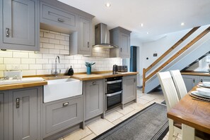 Microwave, oven, dishwasher - Pinewood Cottage -  Short distance from Lakeside & Newby Bridge (Finsthwaite)
