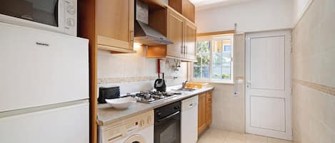 Kylskåp, mikrovågsugn, ugn och spishäll