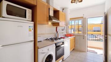 Jääkaappi, mikroaaltouuni, uuni, liesi