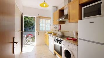 Jääkaappi, mikroaaltouuni, uuni, liesi