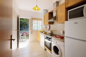 Jääkaappi, mikroaaltouuni, uuni, liesi